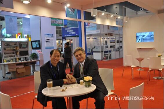 张董与意大利专家阿尔曼多先生进行合作交流